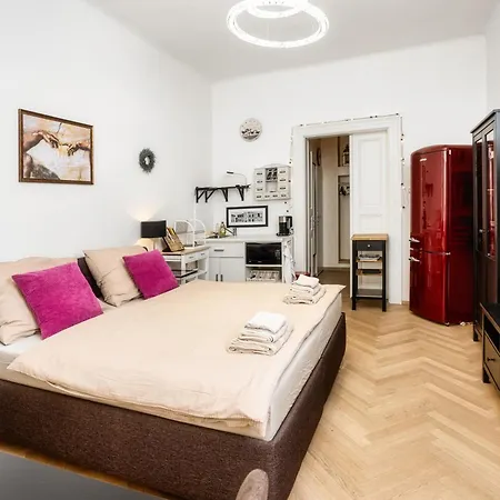 Royal Charlie Daire Prag